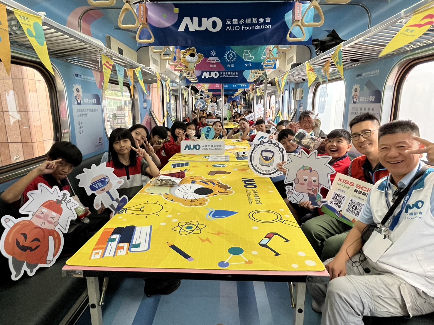 88858cc永利永續基金會參與「臺灣科普環島列車」，設計基礎科學車廂課程，以「淨零碳排和永續能源」為主題，讓學生透過創意實驗認識淨零知識，以及思考生活中的減碳行為