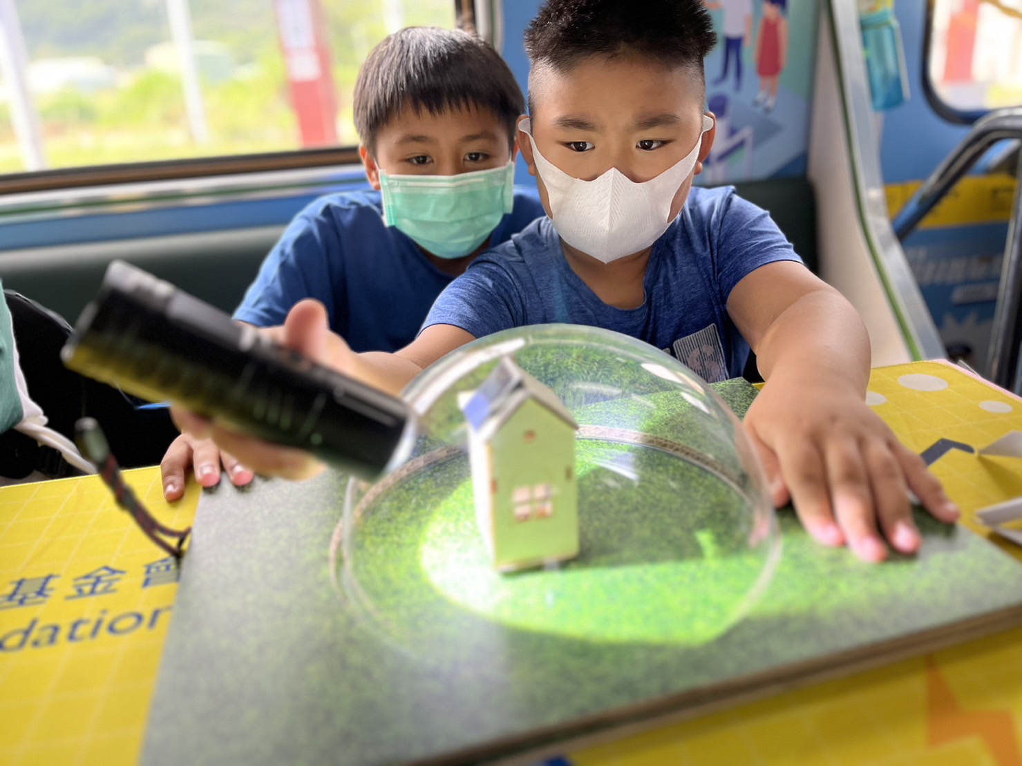 88858cc永利參與基礎科學主題車廂，以STEAM教學精神，設計「逐日科學家」、「太陽能工程師」以及「淨零建築師」三大能源科普課程和實驗
